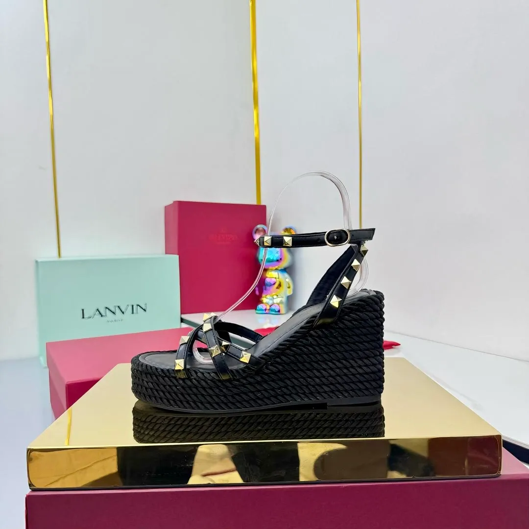 👟👟Ex-factory price 580👟👟 Valentino's new high-version riveted hemp rope woven wedge sandals. Simple and super versatile. Perfect and luxurious on the feet, they can be matched with any spring and summer clothes. The feet feel even more comfortable! The material is a perfect replica of the original version. The original buckle is disassembled and molded. Cowhide surface. Cowhide lining. Electroplated rivet buckle. Original non-slip rubber outsole. Three colors available! The gold heel is about 10cm high. The forefoot platform is about 4cm. It comes with original packaging from the counter! SIZE: 35--40 (41 can be customized)